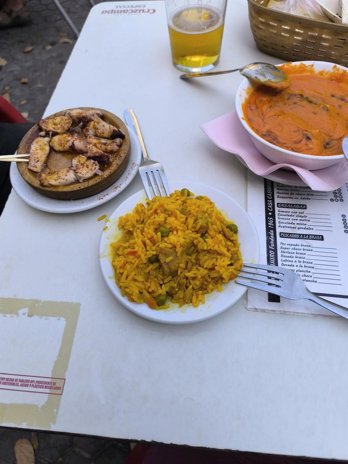 Ieșire la restaurant în timpul tratamentului: cremă rece de roșii, orez cu pui și caracatiță, pentru două persoane.