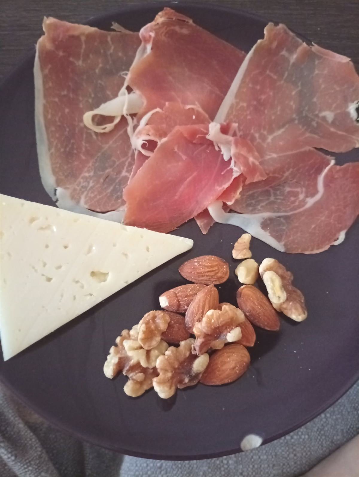 După trei zile doar cu shake-uri proteice, prima farfurie: jamón, brânză, nuci. Puțin, dar proteină.