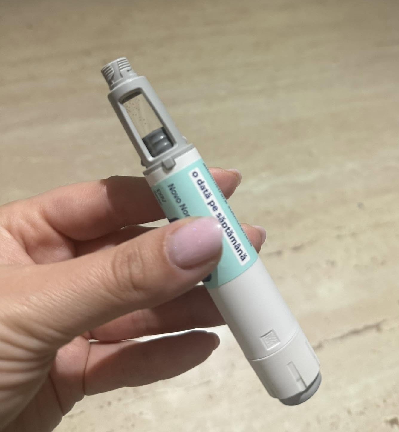 Stilou preumplut Wegovy FlexTouch (semaglutidă) ținut în mână, cu eticheta „o dată pe săptămână”